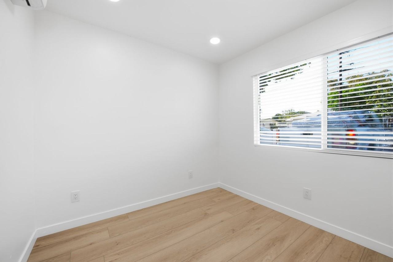 6912 Eberhart St - Photo 7 of 19