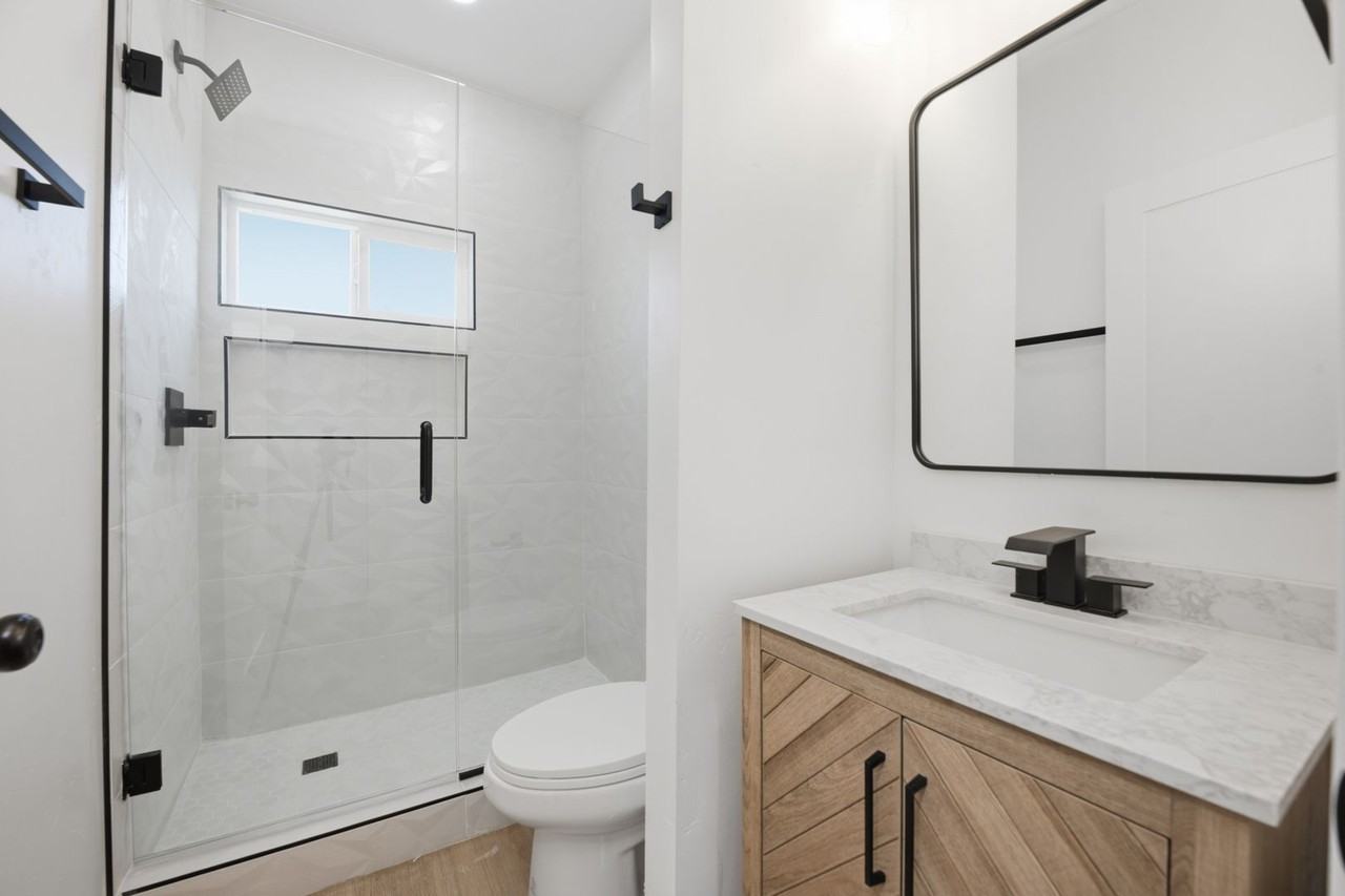 6914 Eberhart St - Photo 4 of 15