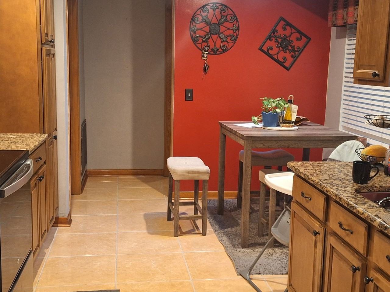 3301 Shalimar Cir - Photo 6 of 8
