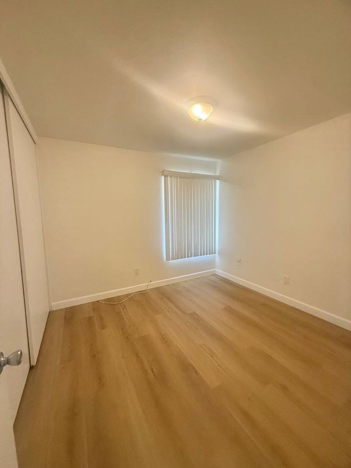 23725 Hynford Pl - Photo 6 of 11