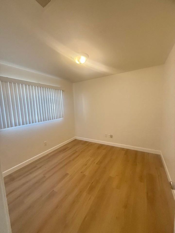 23725 Hynford Pl - Photo 7 of 11