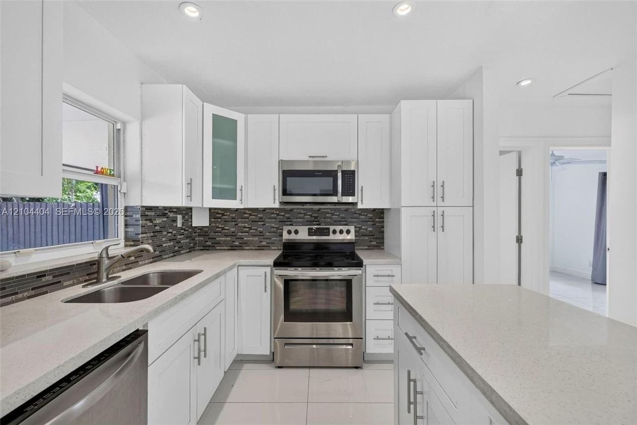 6040 Ne 6th Ave - Photo 2 of 23