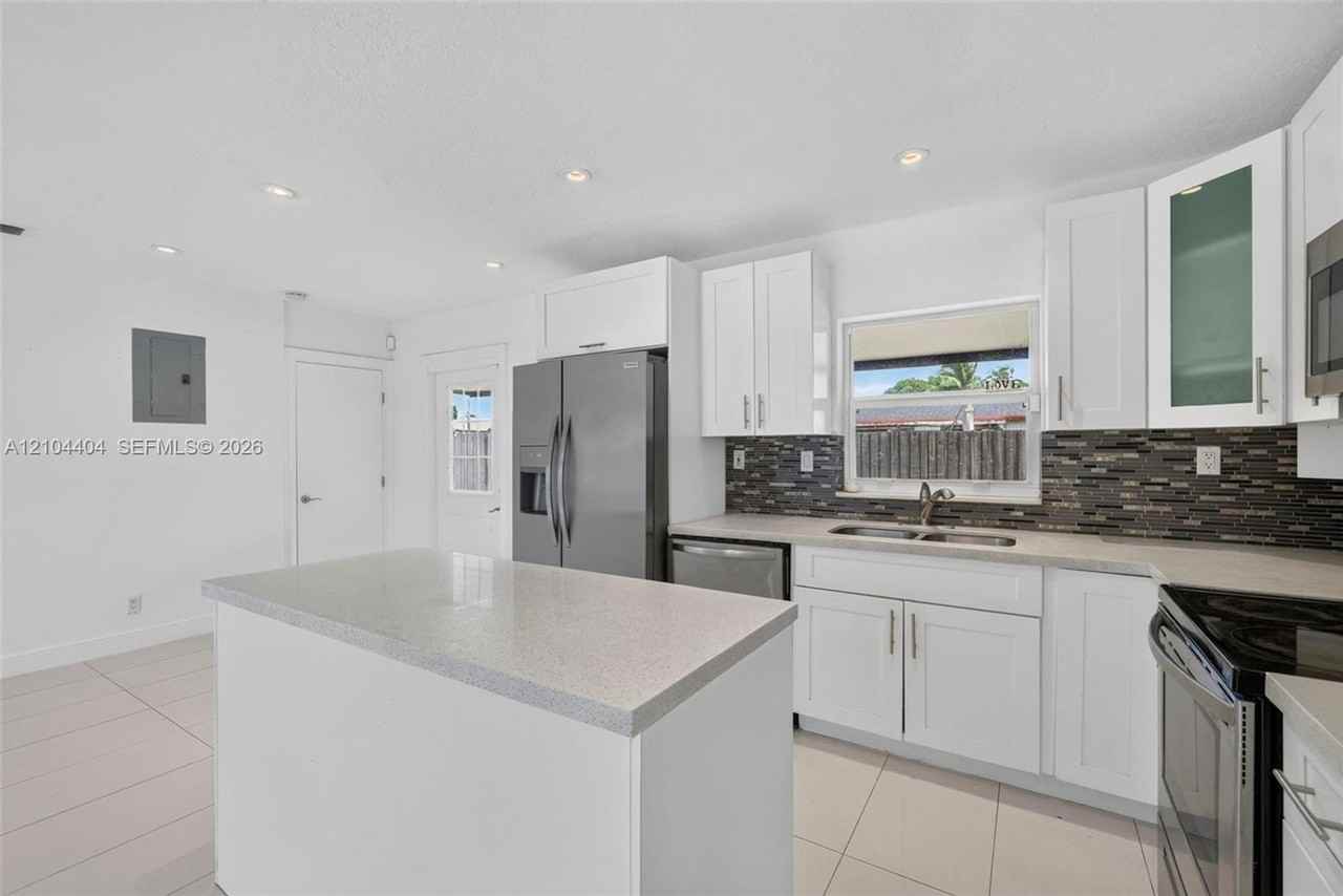 6040 Ne 6th Ave - Photo 3 of 23