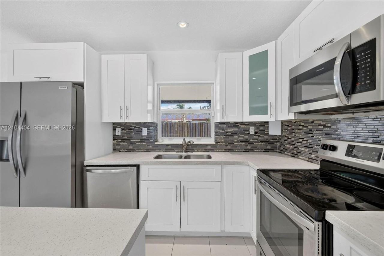 6040 Ne 6th Ave - Photo 4 of 23