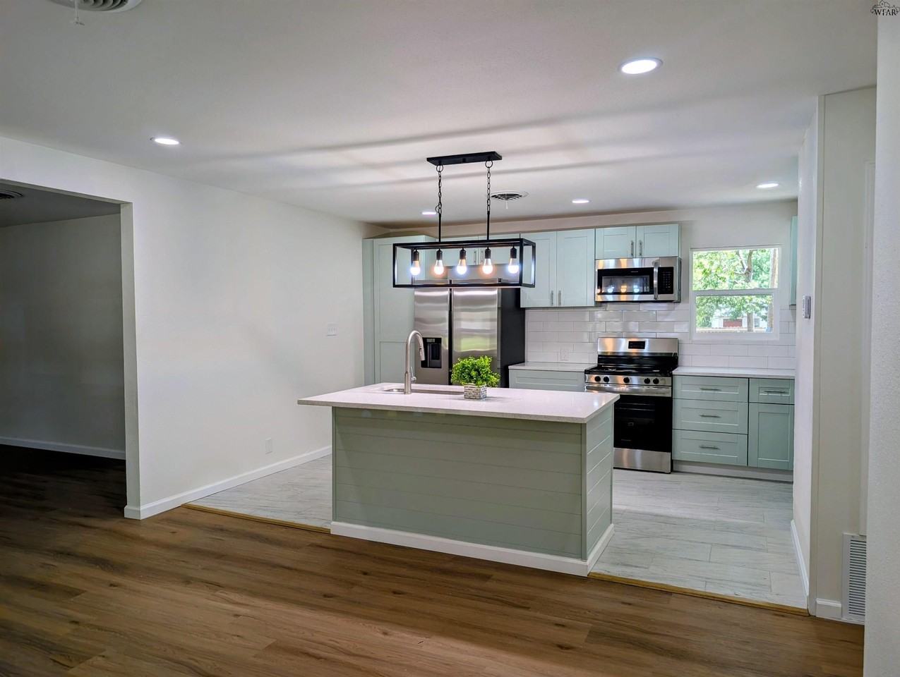 409 Peach St - Photo 5 of 36