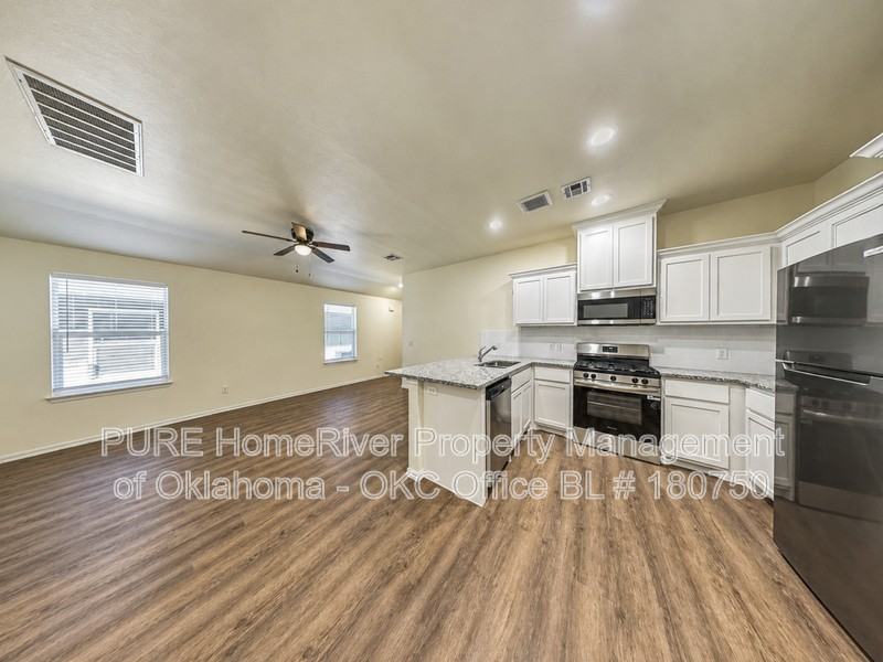 11423 University Dr - Photo 7 of 18
