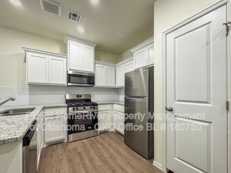 11423 University Dr - Photo 3 of 18