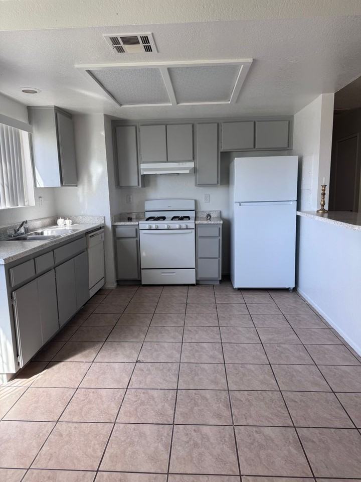 Raintree Garden Apartments - Photo 7 of 46