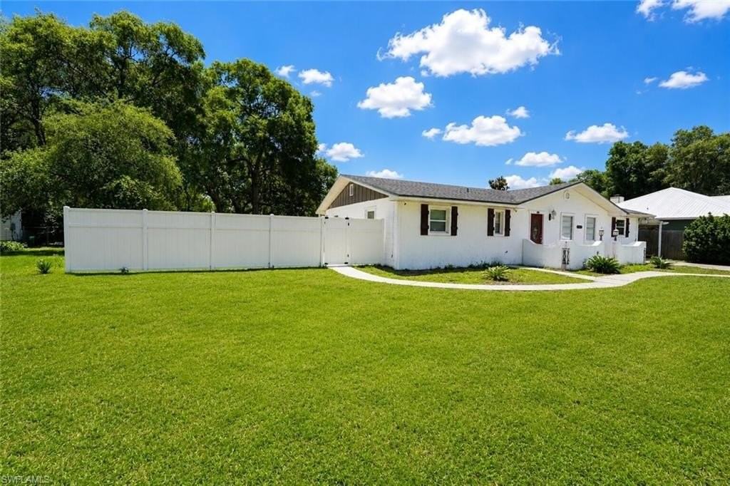 655 Sw Pointview Rd - Photo 4 of 47