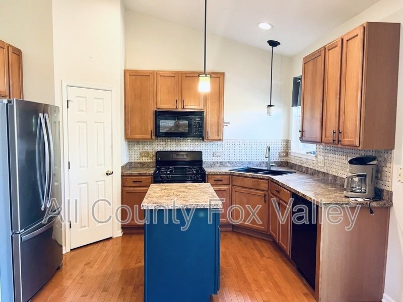 2970 Strauss Ct - Photo 5 of 25
