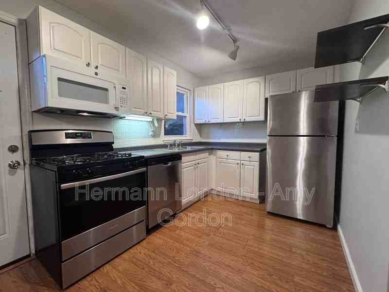 11120 Whitehall Manor Dr #2E - Photo 3 of 10