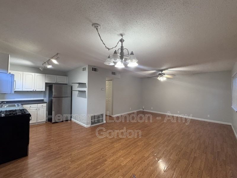 11120 Whitehall Manor Dr #2E - Photo 5 of 10