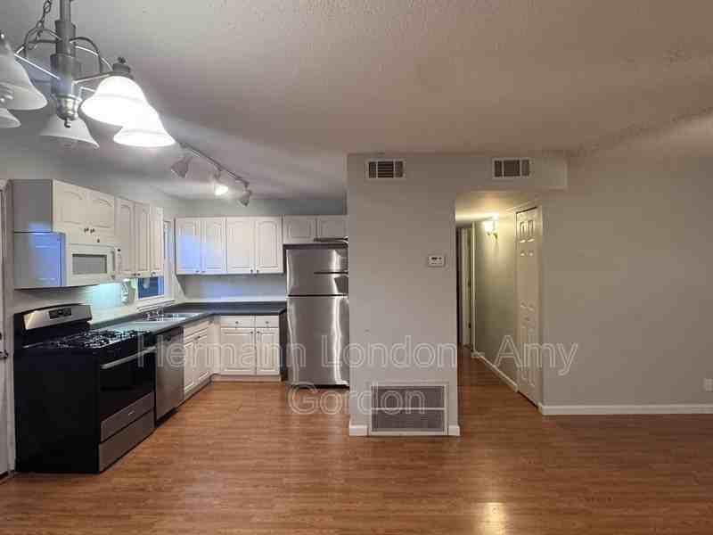 11120 Whitehall Manor Dr #2E - Photo 7 of 10