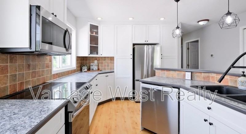 3219A Stonegate Crt - Photo 3 of 24
