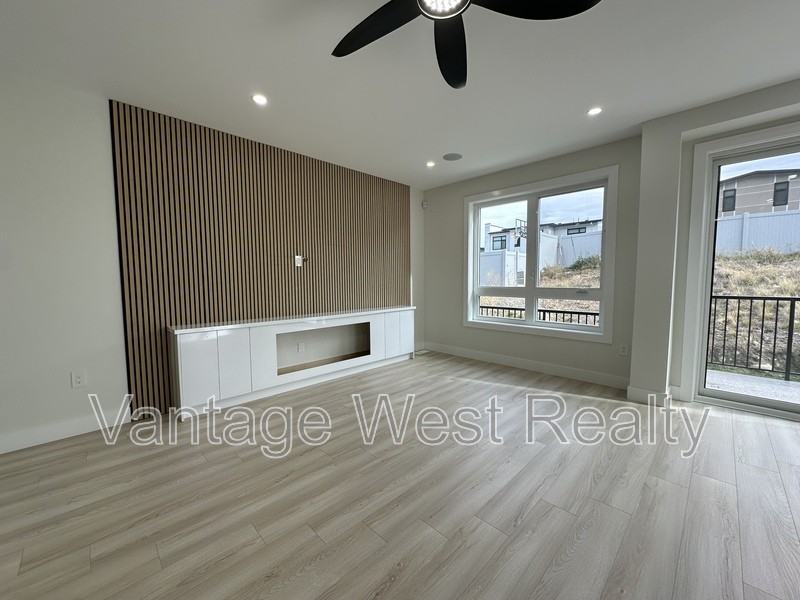 3745 Astoria Dr - Photo 5 of 35