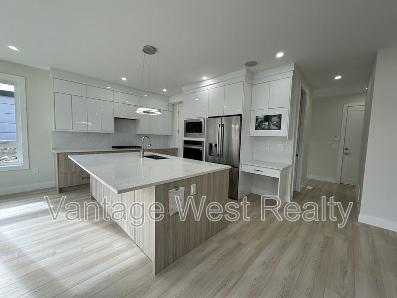 3745 Astoria Dr - Photo 6 of 35