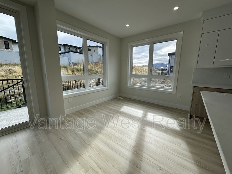 3745 Astoria Dr - Photo 7 of 35