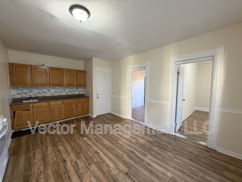 543 Arctic St - Photo 2 of 14