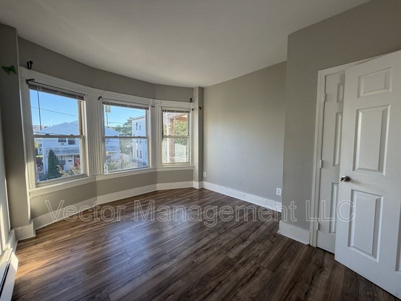 543 Arctic St - Photo 3 of 14
