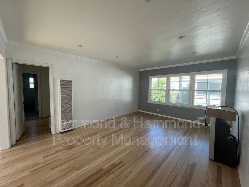11685 Chandler Blvd - Photo 2 of 19