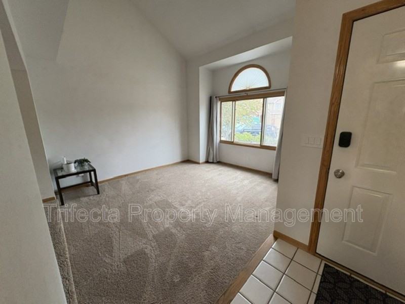 1898 Winchester Ct - Photo 3 of 31