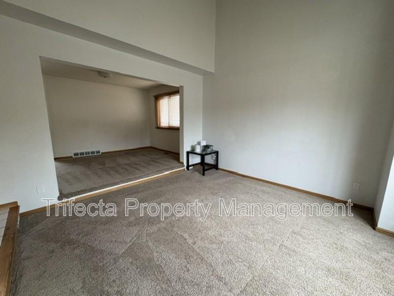 1898 Winchester Ct - Photo 4 of 31