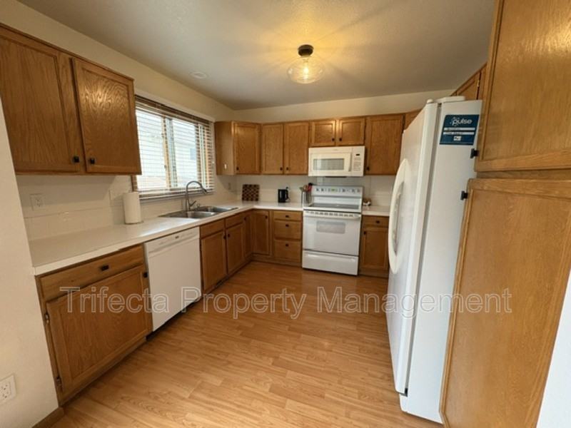 1898 Winchester Ct - Photo 7 of 31