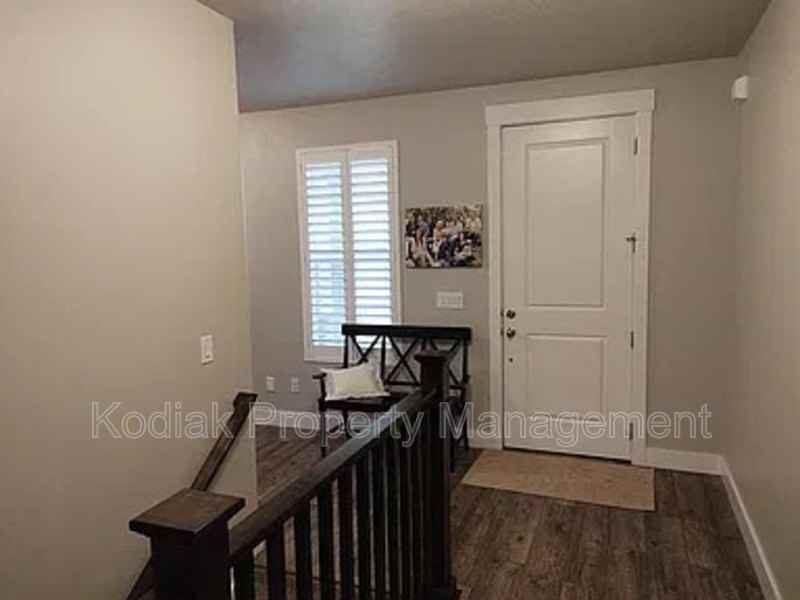 1872 N Frost Dr - Photo 4 of 33