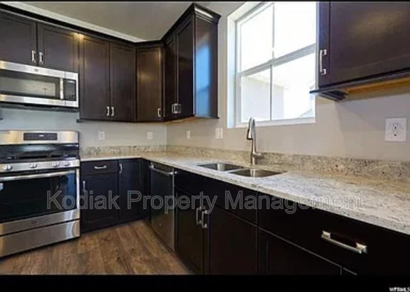 1872 N Frost Dr - Photo 6 of 33