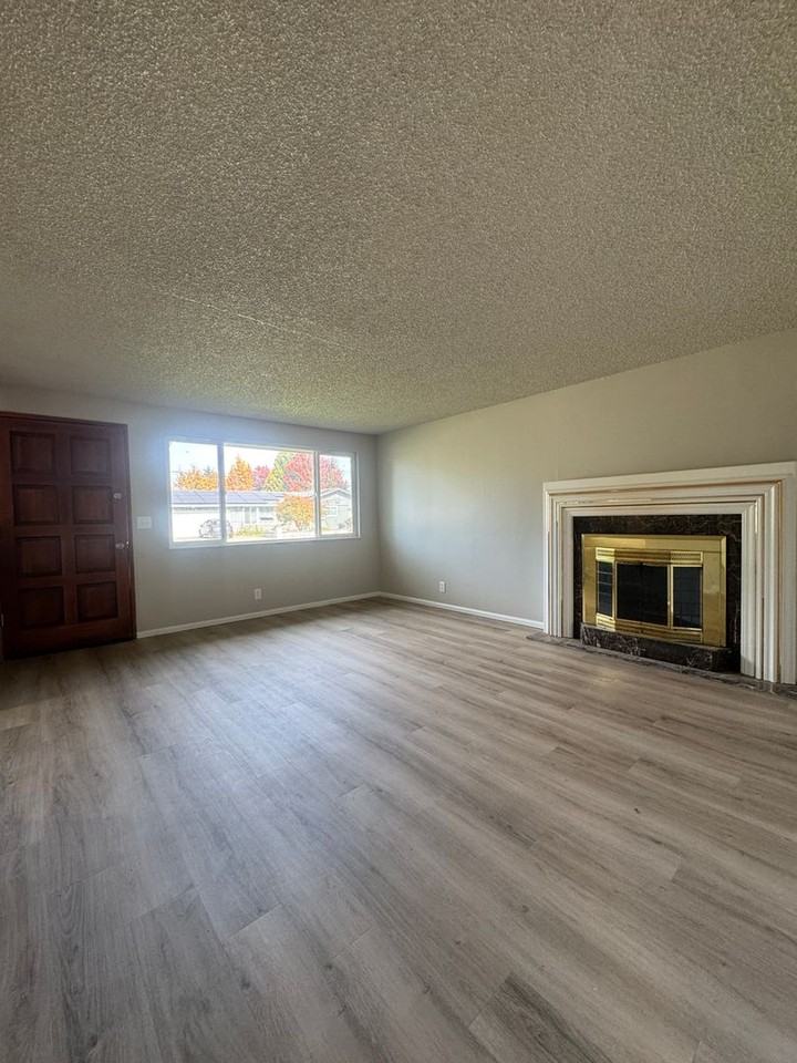 1108 Clinton Dr - Photo 3 of 14