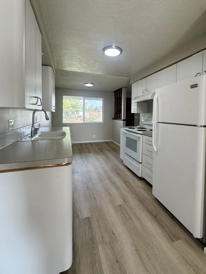 1108 Clinton Dr - Photo 6 of 14