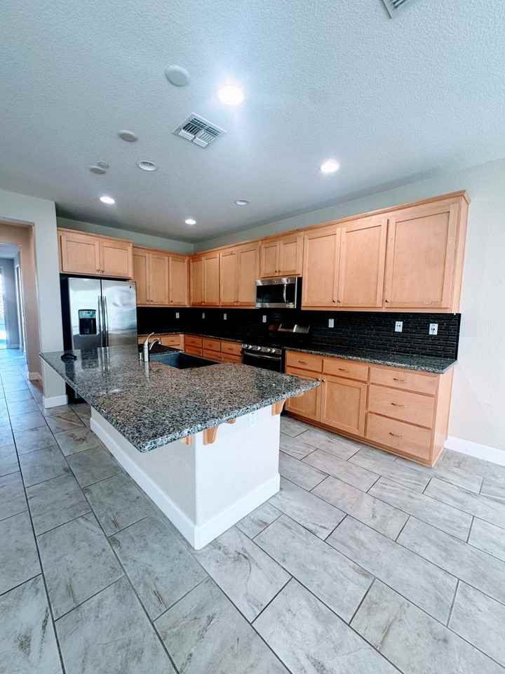 1391 Quigley Ct - Photo 4 of 18