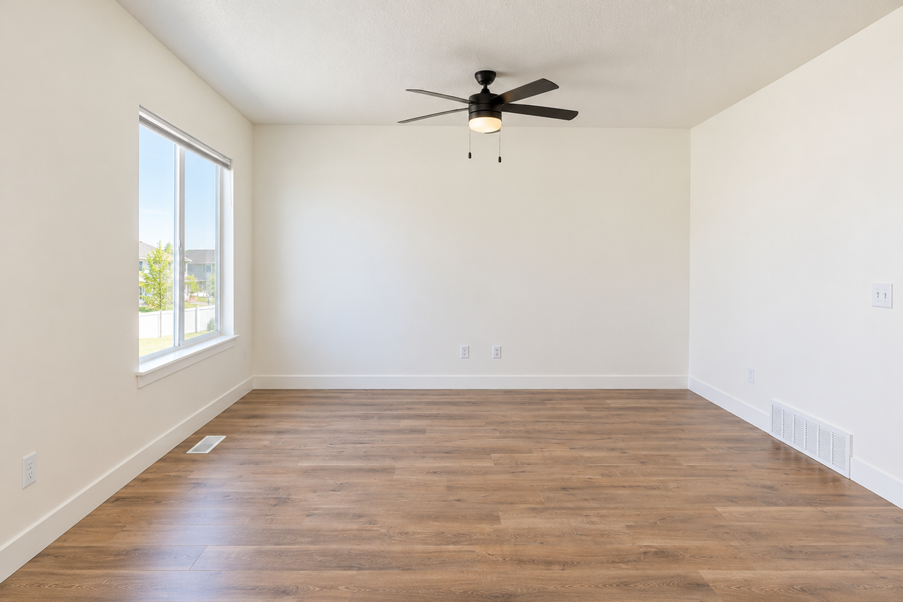 1048 N Freeman Dr - Photo 4 of 21