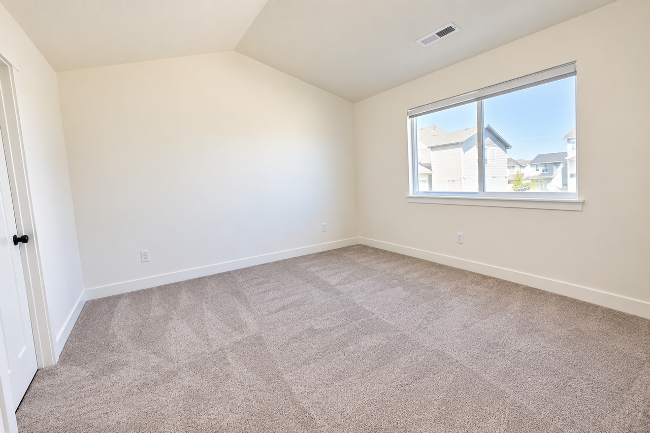 1048 N Freeman Dr - Photo 7 of 21