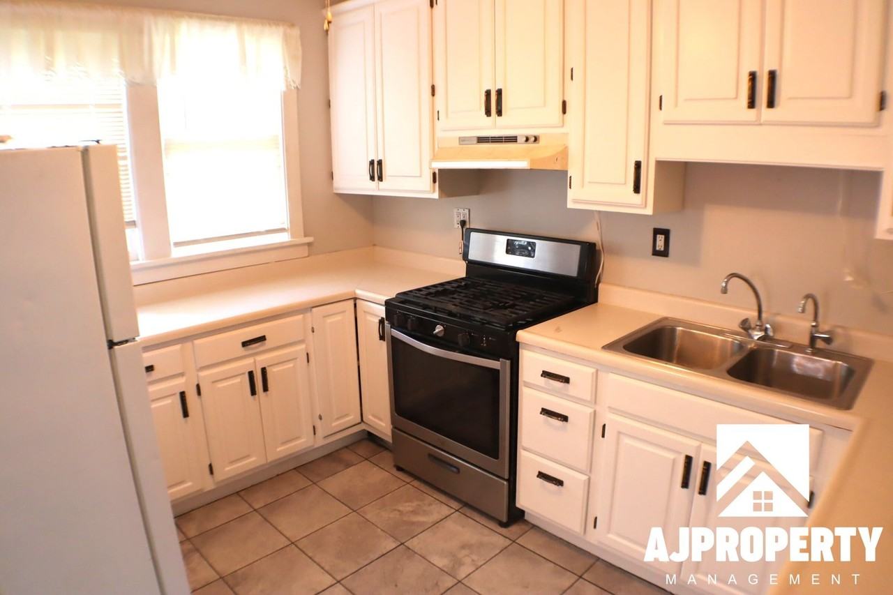715 W 12th St - Photo 2 of 27