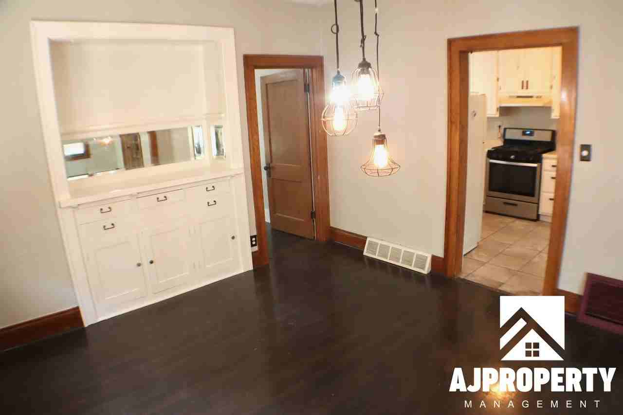 715 W 12th St - Photo 4 of 27