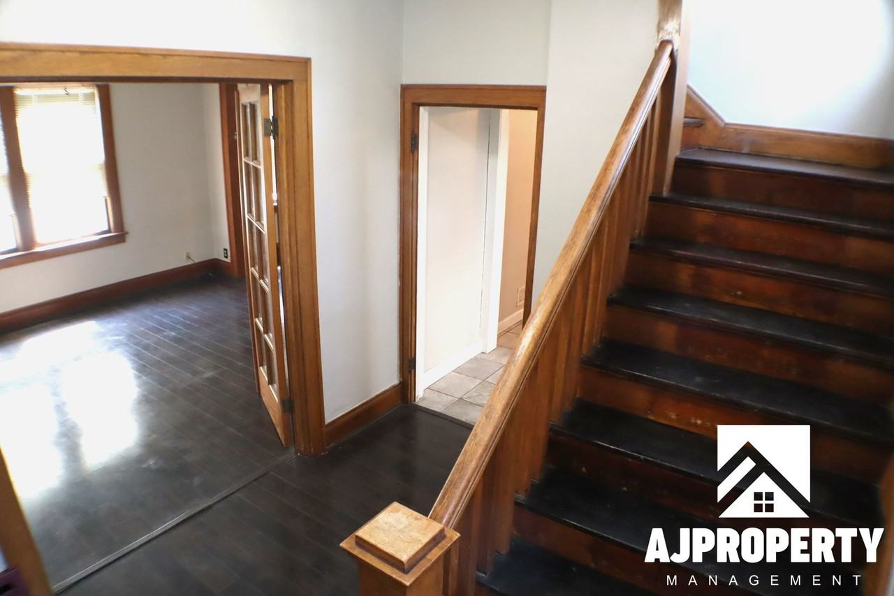 715 W 12th St - Photo 5 of 27