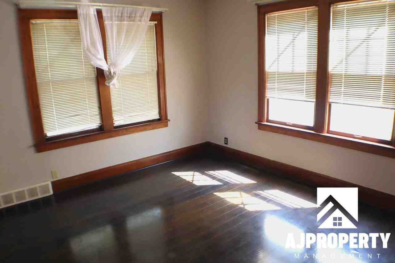 715 W 12th St - Photo 7 of 27