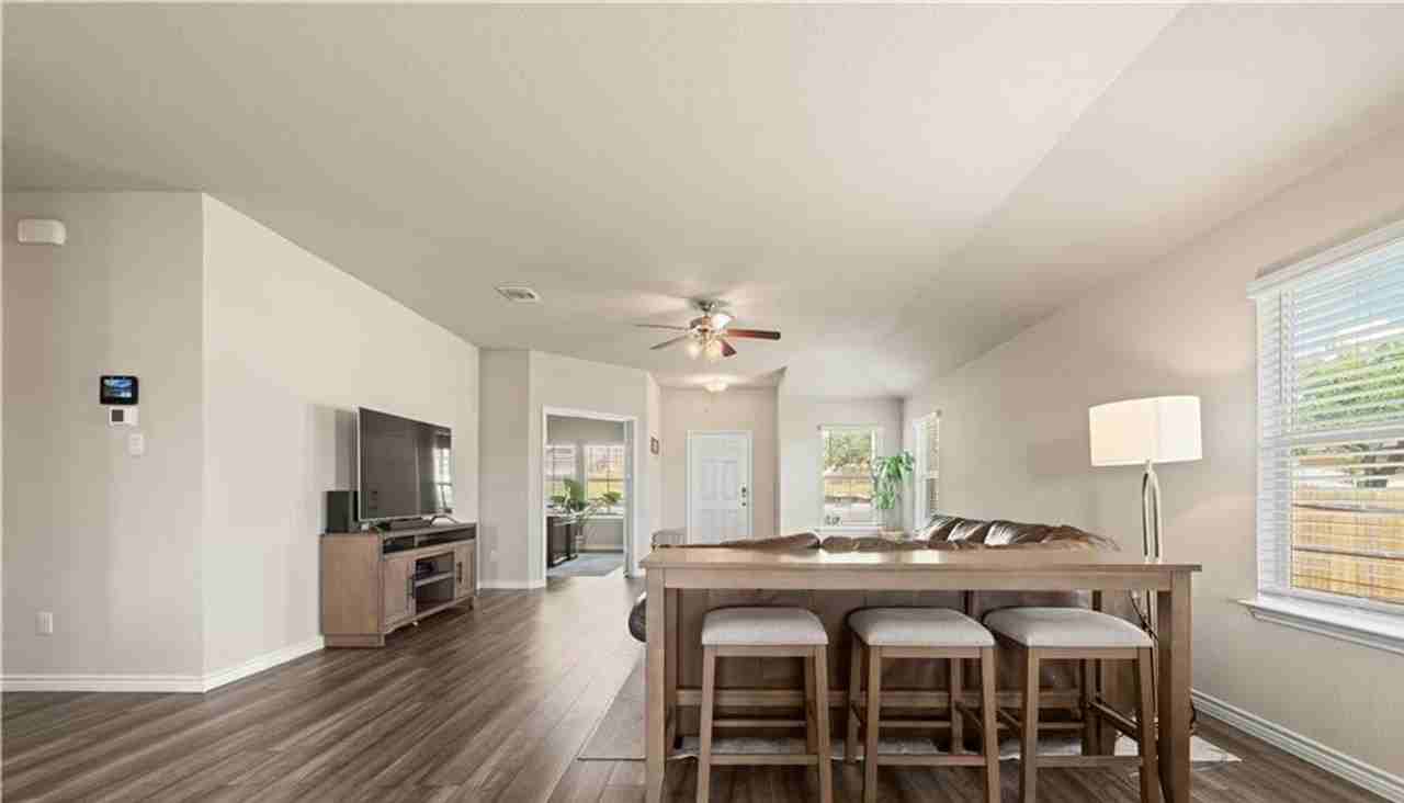 401 Bobby Lou Ln - Photo 2 of 24