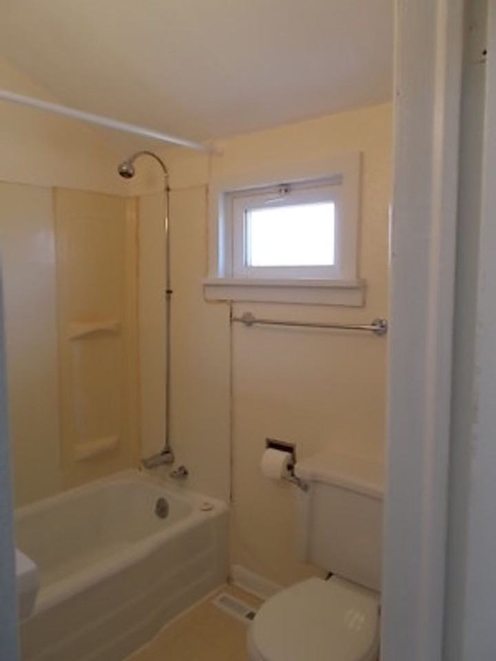 717 S 33rd St - Photo 5 of 11