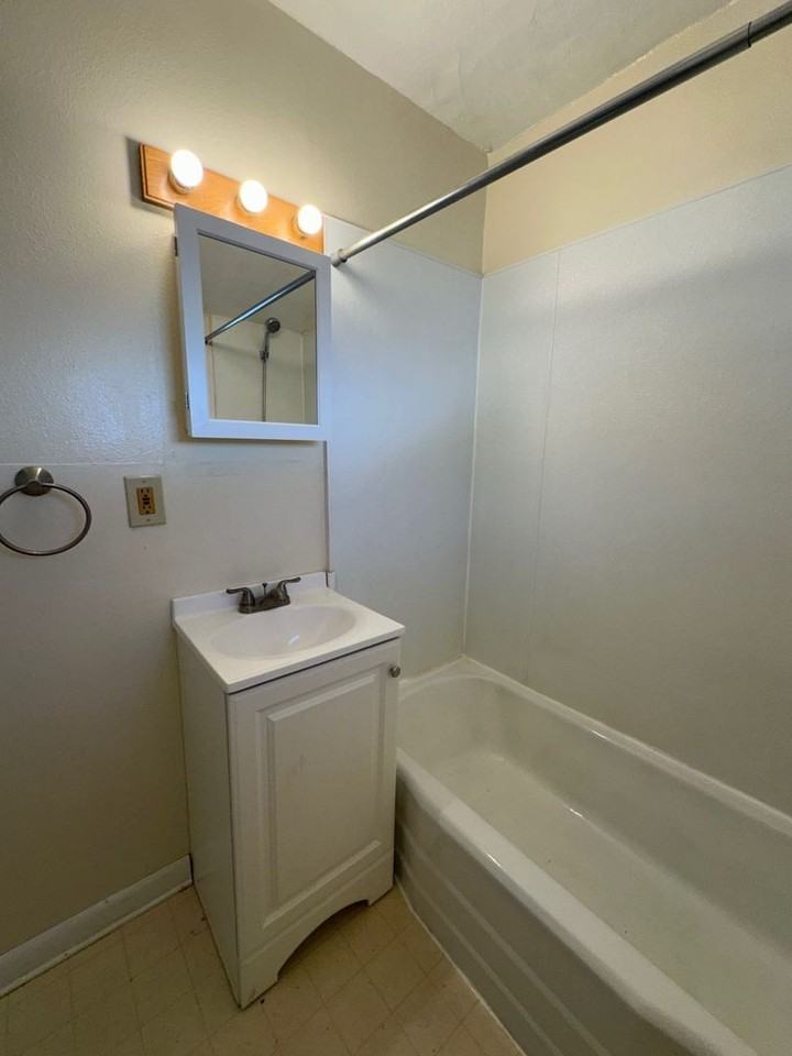 717 S 33rd St - Photo 6 of 11