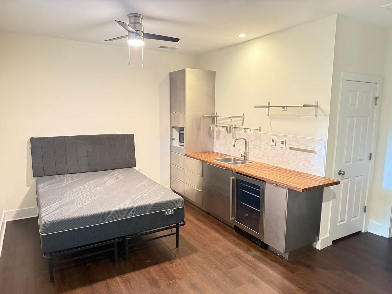 207 Harbour Place Dr - Photo 2 of 9