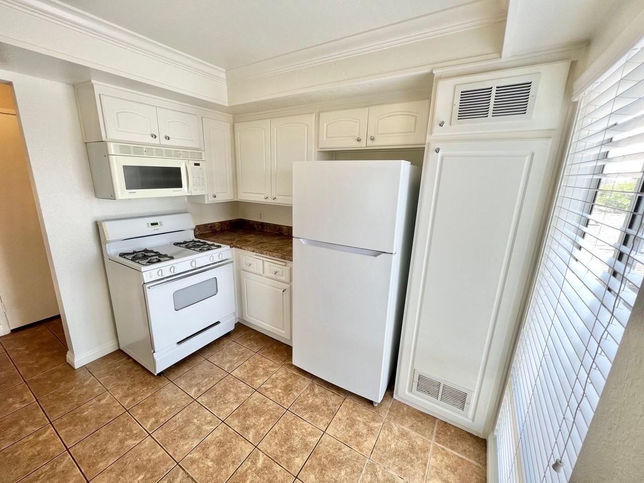 1919 E Beverly Way #201 - Photo 5 of 16