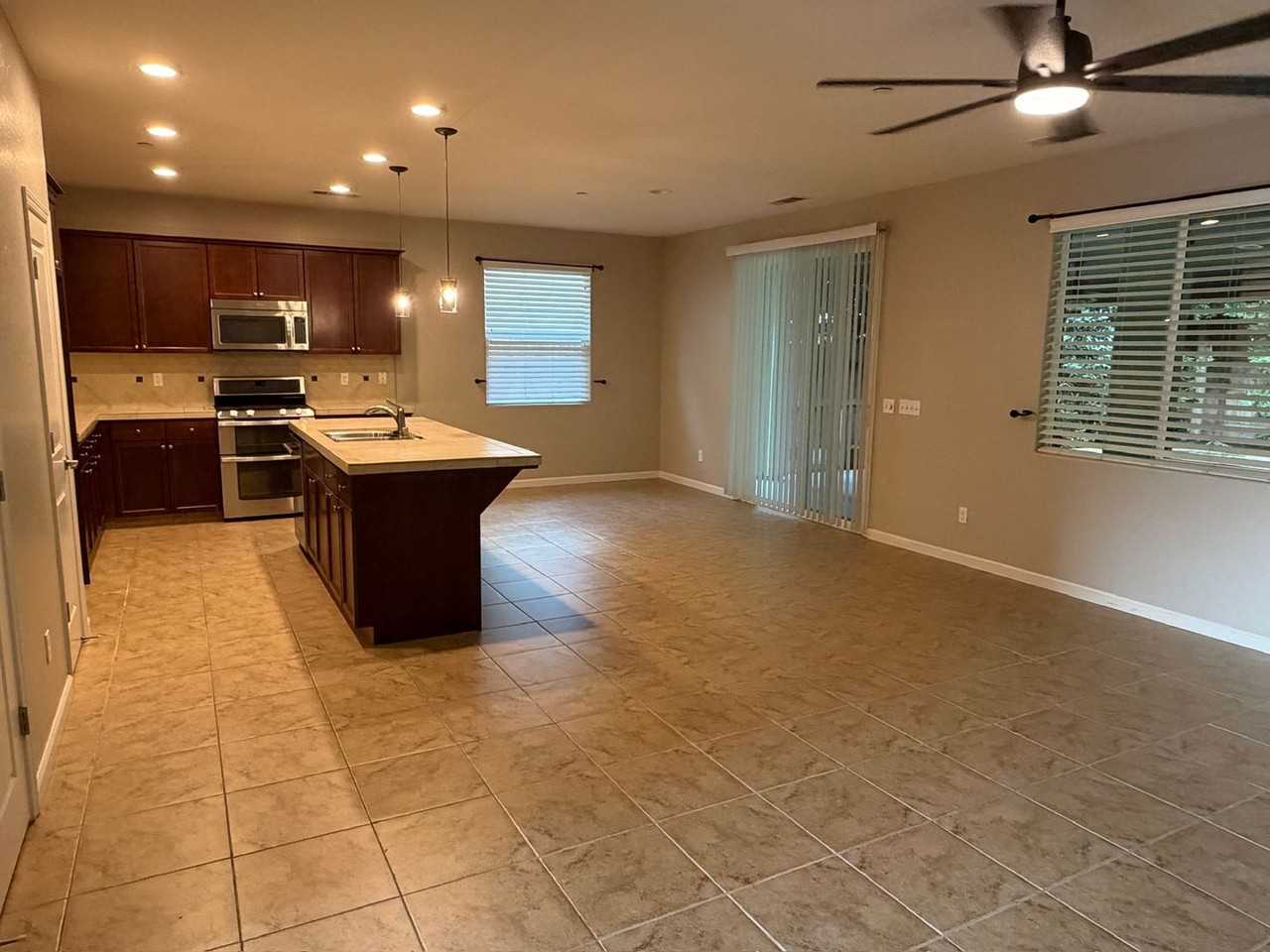 2101 N Lindsay Ct - Photo 6 of 23