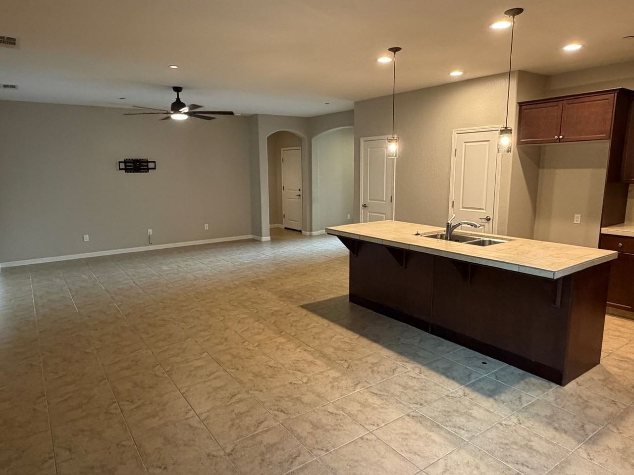 2101 N Lindsay Ct - Photo 7 of 23
