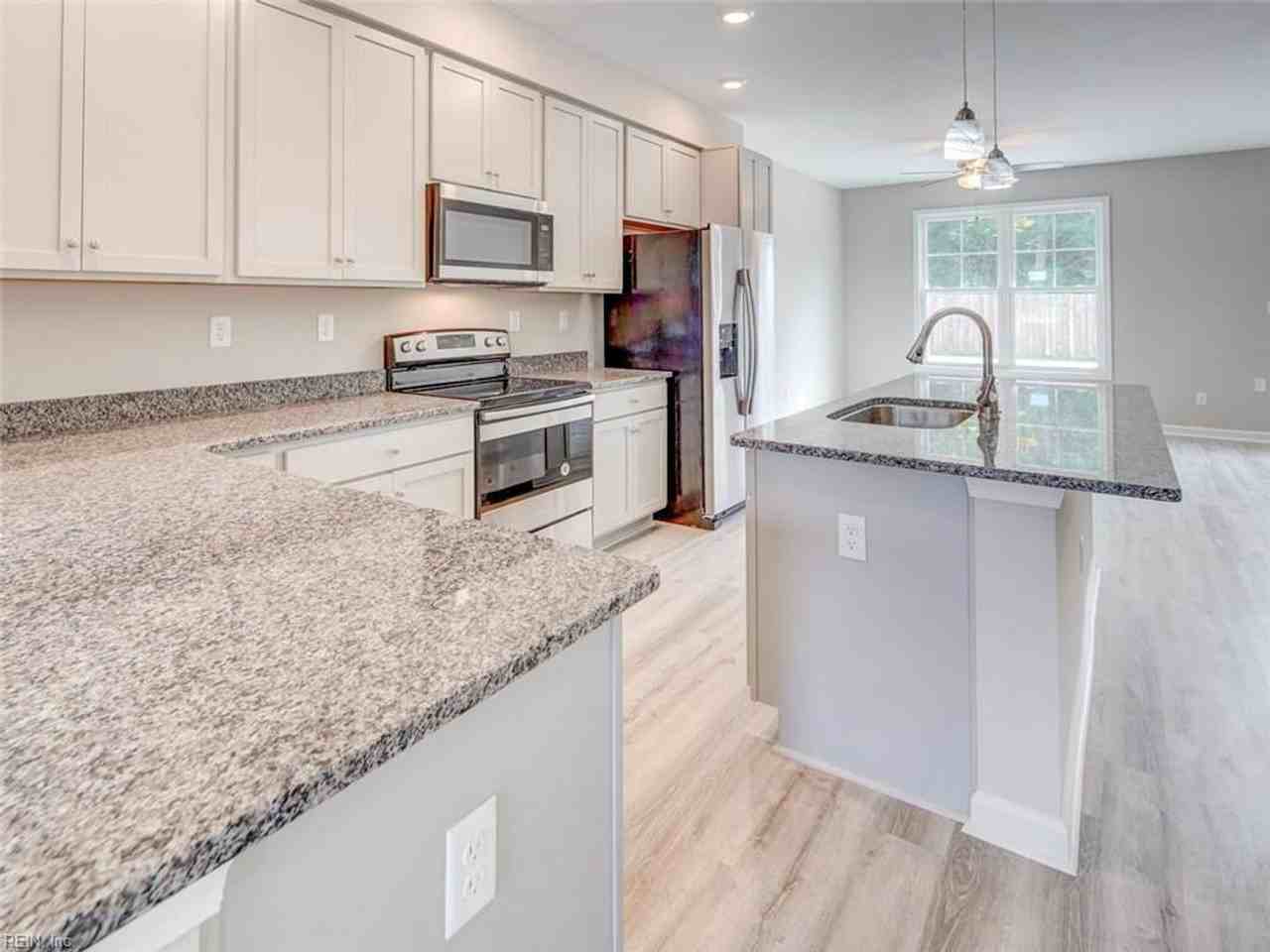 8218 Tidewater Dr - Photo 5 of 19