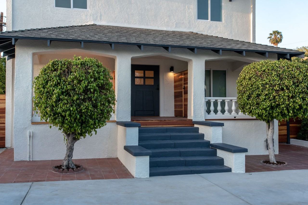 2215 Elsinore St - Photo 4 of 31