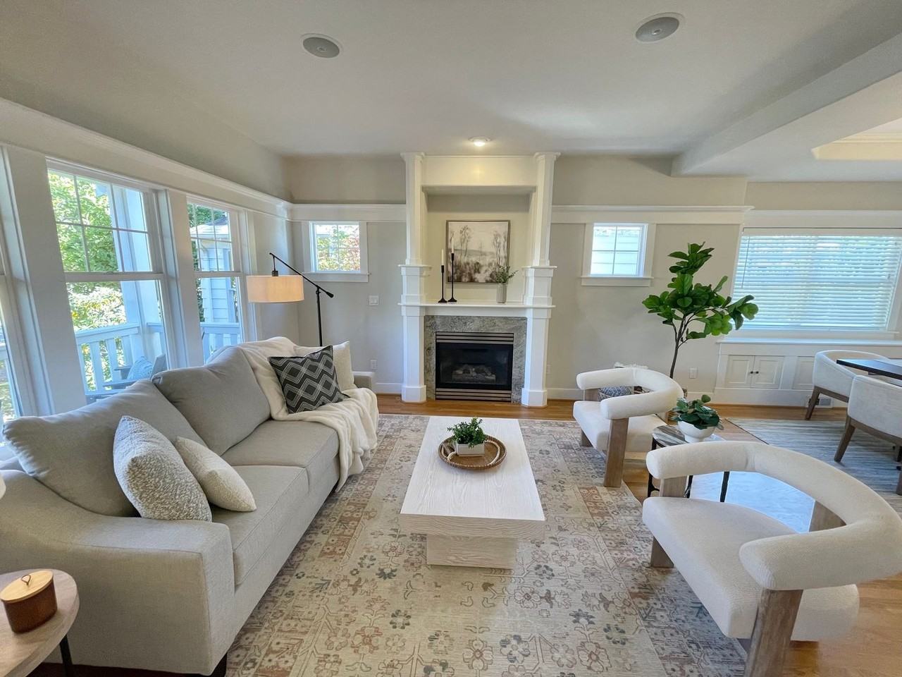 621 Ne 77th St - Photo 5 of 32
