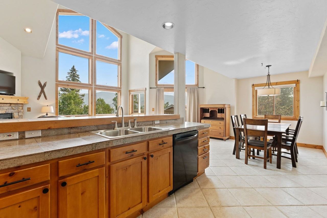 4040 Silverheels Dr - Photo 5 of 38