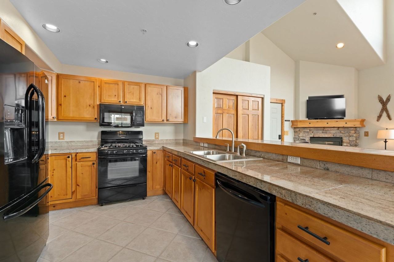 4040 Silverheels Dr - Photo 6 of 38